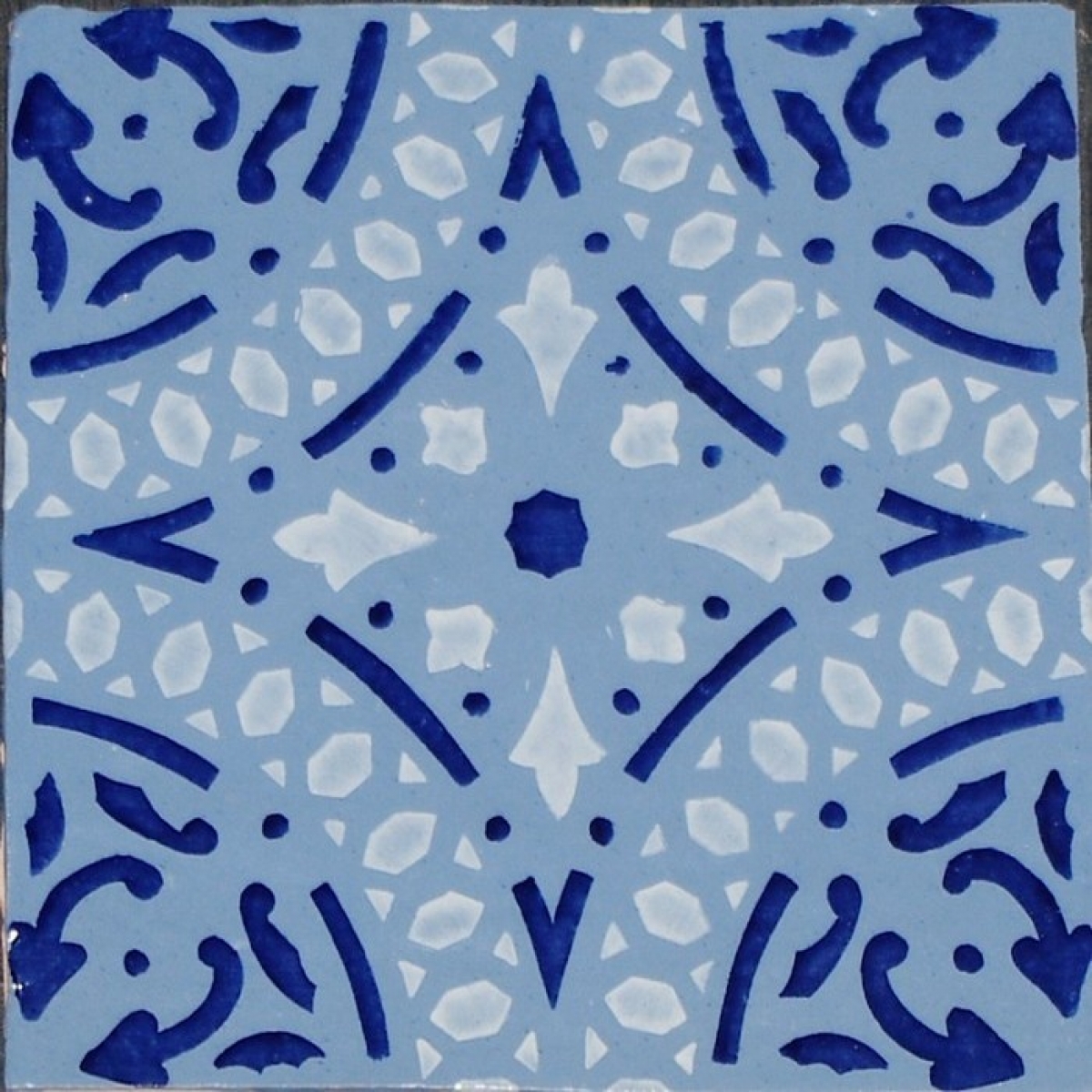 maiolica decorata fondo azzurro con inserti in blu e bianco