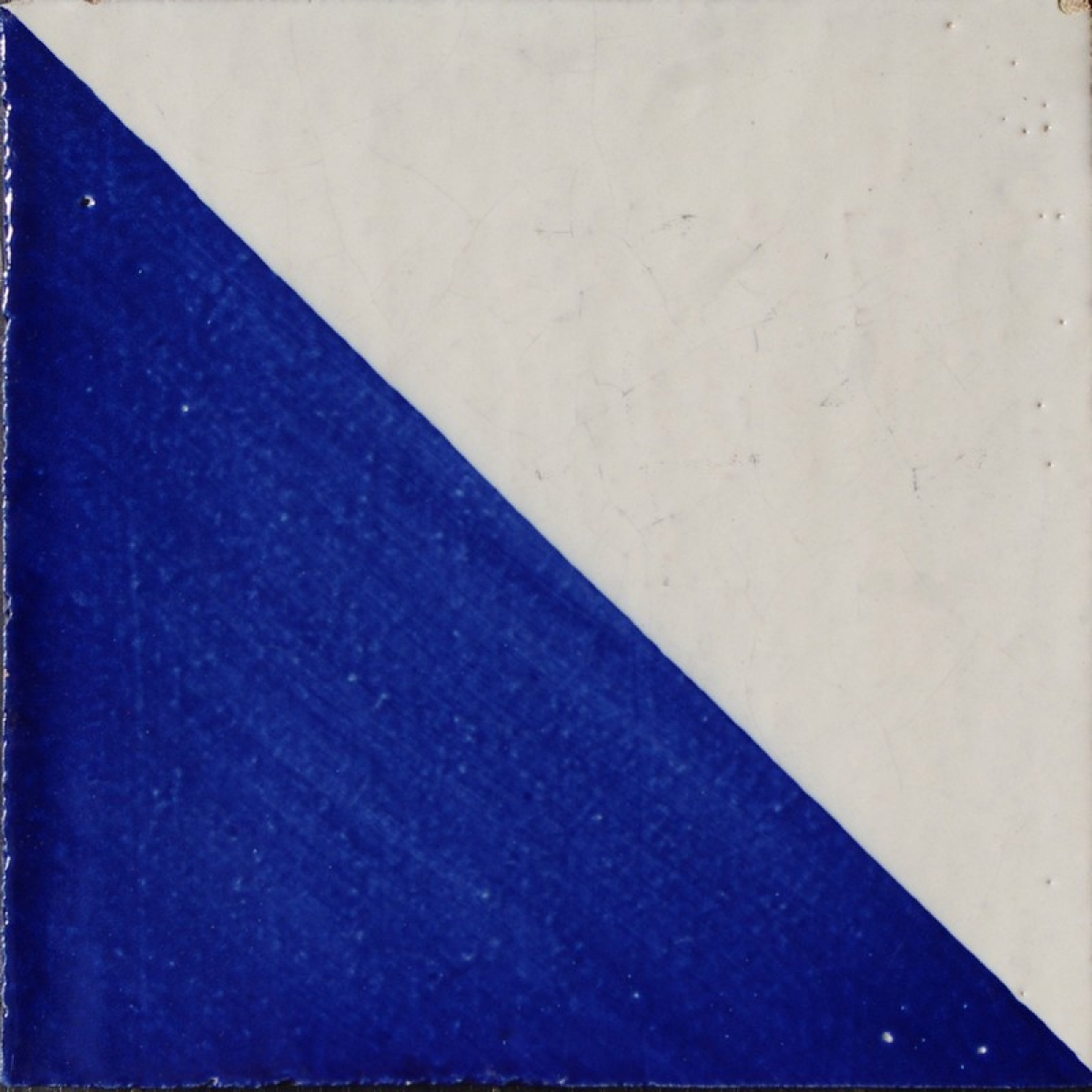 Maiolica decorata divisa in diagonale blu e bianca 